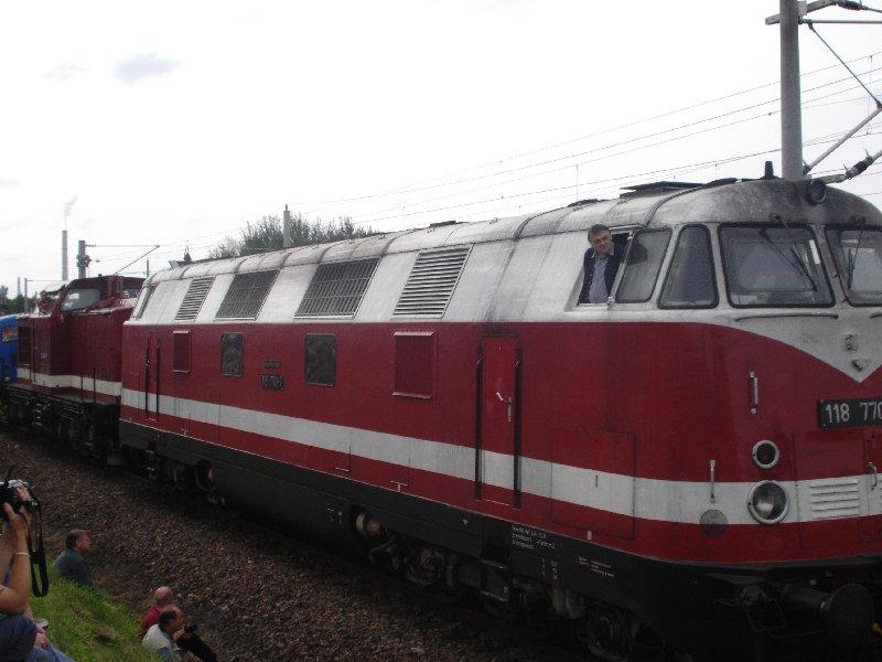 Gauchauer 118 770 zieht 202 646 sowie V22 002 nach Niederwiesa zur Lokparadenaufstellung