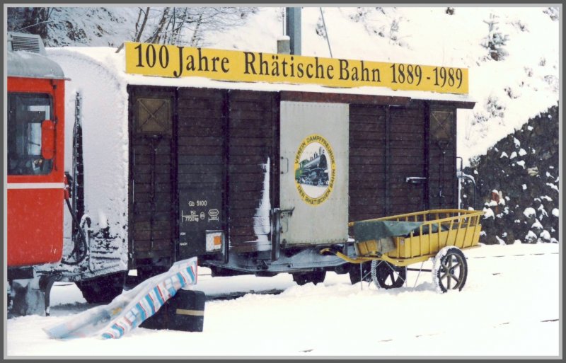 Gb 5100 in Filisur gekuppelt mit dem ABe 4/4 503 nach Davos Platz.
Es wurde damals noch Post und Gepck umgeladen inklusive Skis eingepackt in gesponsorte Plastikscke einer Schweizer Grossbank.
(Archiv 02/92)