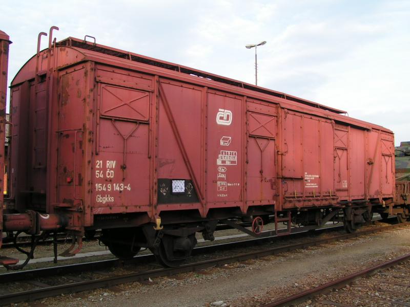 Gbgkks der CD mit Ladegut  Stahlfsser  am Bhf. RIED i.I. 051008