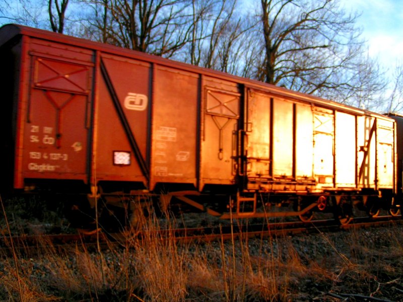 Gbgkks_(215415341373)bereits in voller Fahrt im abendlichen Zugverband G68807; 080211 