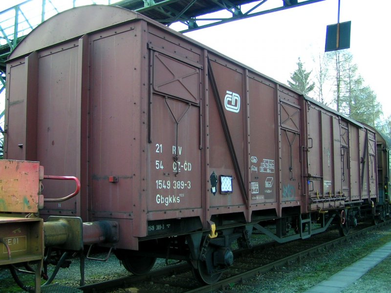 Gbgkks_21541549389-3; beladen mit leeren Stahlfssern fr ein Schmierlunternehmen, Bhf.Ried i.I.080329