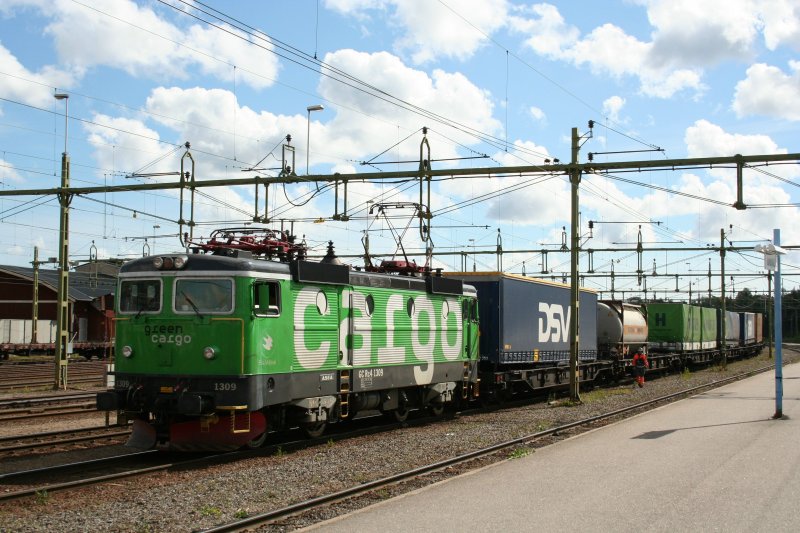 GC (green cargo) Rc4 1309 am 5.8.2008 in Sundsvall C mit eingefahrendem  Gterzug aus dem Sden. 