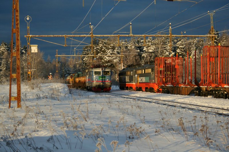 GC Rc4 1167 mit Gterzug nach Sundsvall bei der Fahrt am 30.12.2008 durch Torpshammar. Auf der Gegenseite wartet der Hectorrail zug nach nge mit 142 104-9  KANE  und 142 003-3  Schmidt  auf das freie Gleis.
