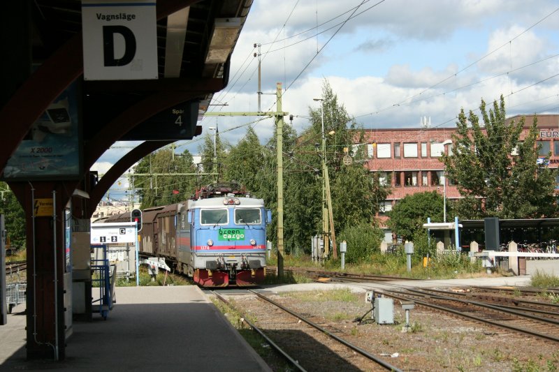 GC Rc4 1174 mit einem Kurzgterzug bei der Einfahrt aus nge in den Bahnhof Sundsvall C am 5.8.2008.