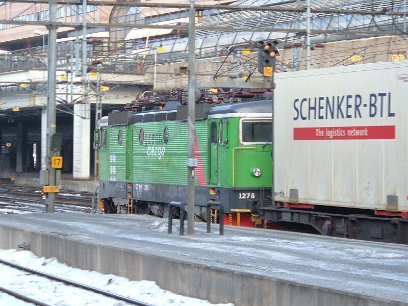 GC Rc4 1278 Green Cargo durchfhrt mit Containerzug am 15.01.2006 den Personenbahnhof Stockholm C.