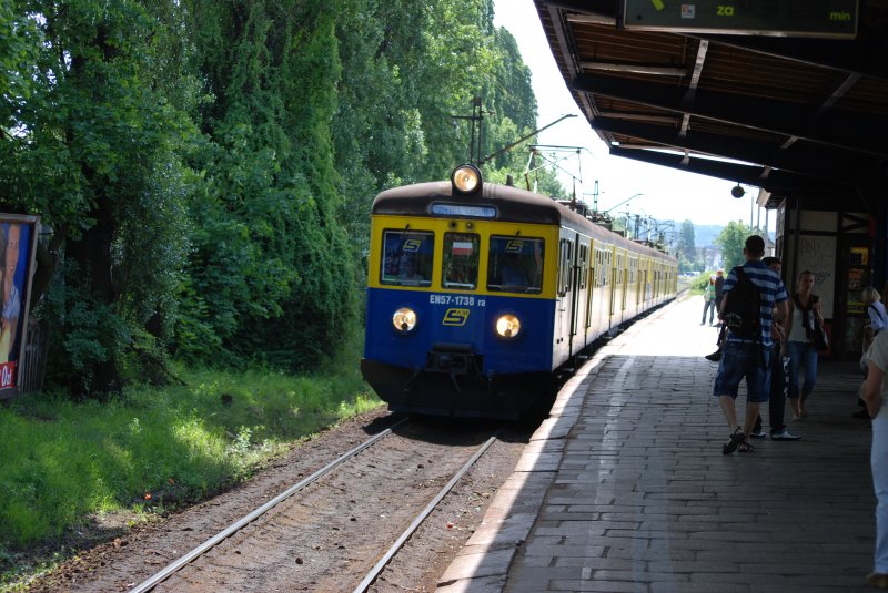 GDAŃSK (Woiwodschaft Pommern), 18.06.2007, S-Bahn-Zug EN57-1738ra nach Sopot bei der Einfahrt in den Bahnhof Oliwa
