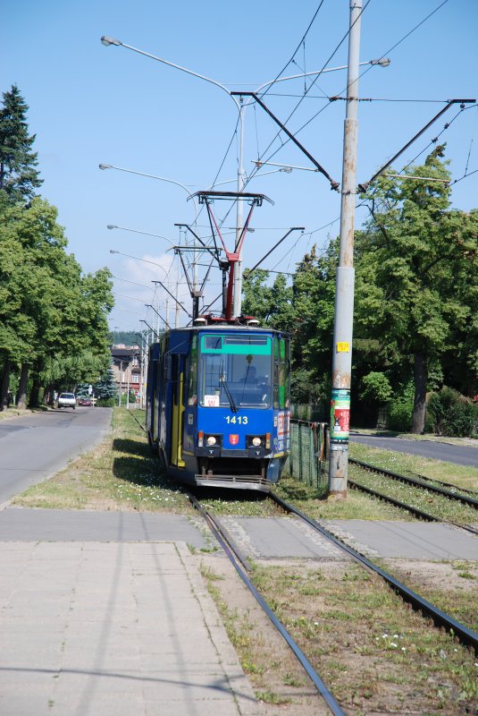 GDAŃSK (Woiwodschaft Pommern), 20.06.2007, Straßenbahn-Linie 6 bei der Einfahrt in die Haltestelle Tetmajera