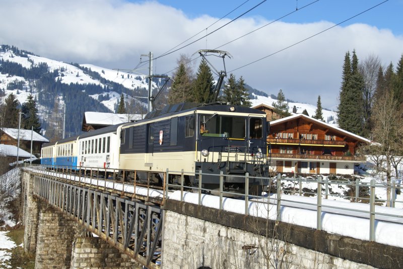 GDe 4/4 6003 rollt am 21.12.08 mit dem Regio 2221 Richtung Gstaad.