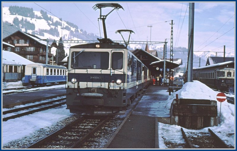GDe 4/4 am andern Ende der Strecke in Zweisimmen. Rechts ein normalspuriger Zug der SEZ, jetzt BLS nach Spiez. (Archiv 03/87)