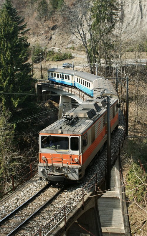 GDe 4/4 (ex GFM/TPF) mit dem Regionalzug 2224 auf der 93 m langen, 1945 erbauten Bois-de-Chenaux Brücke zwischen Sendy-S und Les Avants am 5. April 2009.