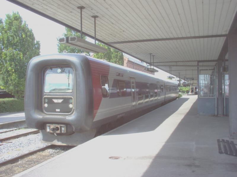 GDS/HFHJ 1141, eine IC 2 (eine kleine Schwester des DSB IC 3s mit niederflurabteil) in Hillerd am 7.7.2005, richtung Hundested auf der Hillerd-Frederiksvrk-Hundested Jernbane.