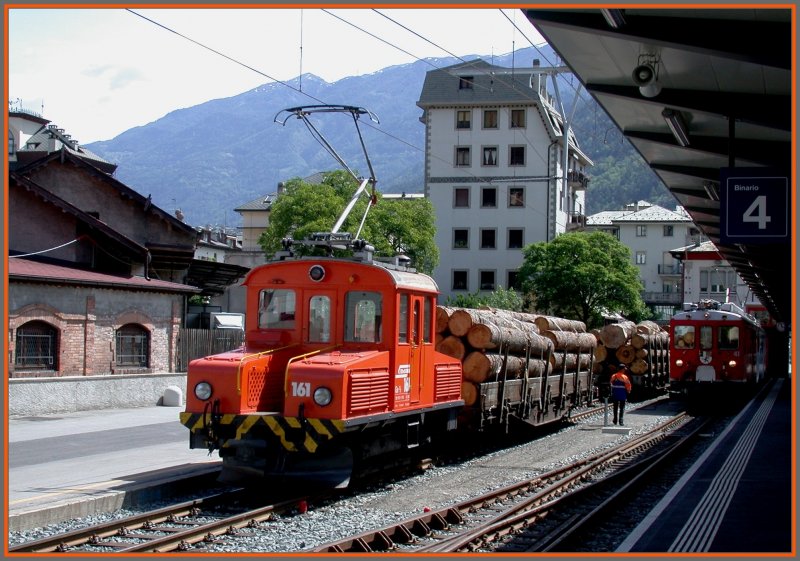 Ge 2/2 161 versieht den umfangreichen Rangierdienst mit Personenwagen und vor allem Holzwagen. Trotz der neuen Grosssgerei Stallinger in Domat/Ems, ist der Holzverkehr ber die Bernina nach Tirano betrchtlich, das dank langjhriger Liefervertrge mit den italienischen Sgereien. (08.05.2007)