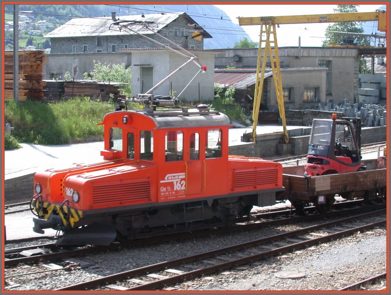 Ge 2/2 162 besorgt den Rangierdienst in Poschiavo. Poschiavo ist der Hauptort des Puschlav und liegt auf 1014m ./M. (08.05.2007)