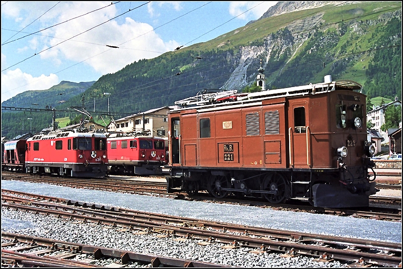 Ge 2/4 221 in Samedan (26. August 1993). Links im Bild Ge 4/4 I 601 und Ge 4/4 II 630.
