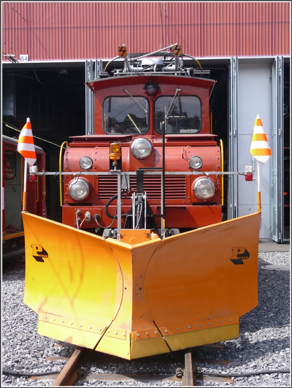 Ge 4/4 112 mit Schneepflug Peter vor dem neuen RBS Depot Worbboden. (22.08.2009)