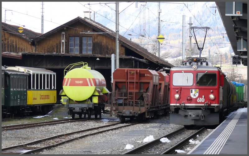 Ge 4/4 610  Viamala  wartet in Landquart auf die Weiterfahrt nach Untervaz-Trimmis. Zisternenwagen 9049 ist der Lschwagen des Dampfzuges. (12.11.2007)