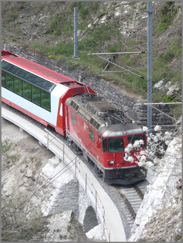 Ge 4/4 623  Bonaduz  mit GlacierExpress 910. (21.04.2009)