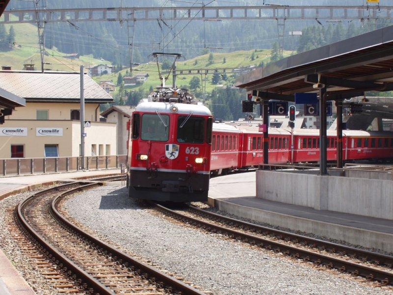 Ge 4/4 623 mit einem RegioExpress nach Disentis in Klosters-Platz.