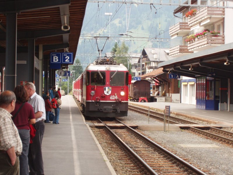 Ge 4/4 624 mit einem RegioExpress nach Scuol-Tarasp in Klosters-Platz.