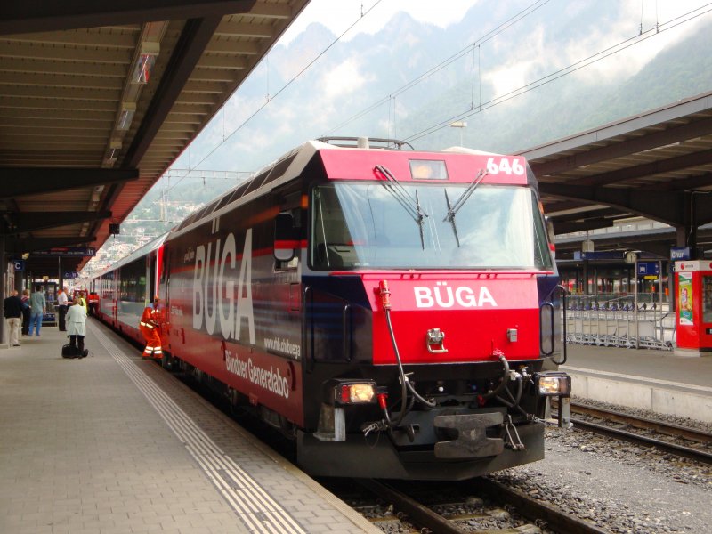 Ge 4/4 646 wird im Bahnhof Chur an den Glacier Express D 905 gekuppelt, um die Weiterfahrt nach Zermatt antreten zu knnen. (7.7.09)