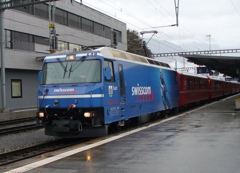 Ge 4/4 648 mit Swisscom Werbung in Bahnhof von Landquard am 29.10.2006