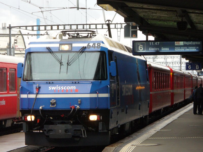Ge 4/4 648 mit Swisscom Vollwerbung im RhB Bahnhof von Landquart am 29.10.2006