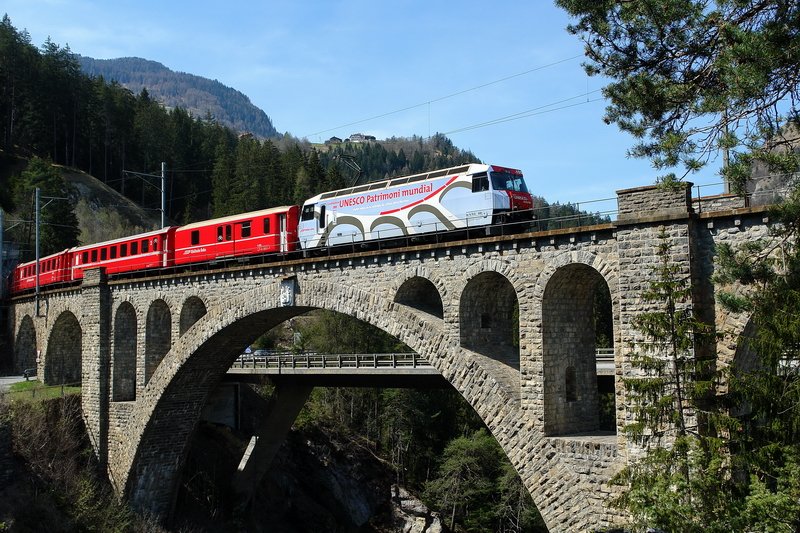 Ge 4/4 650. Auf der Solisbrcke im Domleschg zeigt uns die RhB Werbelok eine andere berhmte Brcke, den Landwasserviadukt bei Filisur, der vielleicht einmal zum Weltkulturerbe ernannt wird. 13.4.2007
