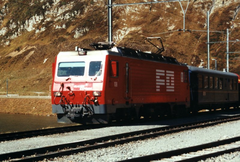 Ge 4/4 I 108 der FO am 3.10.2001 am Oberalppass.