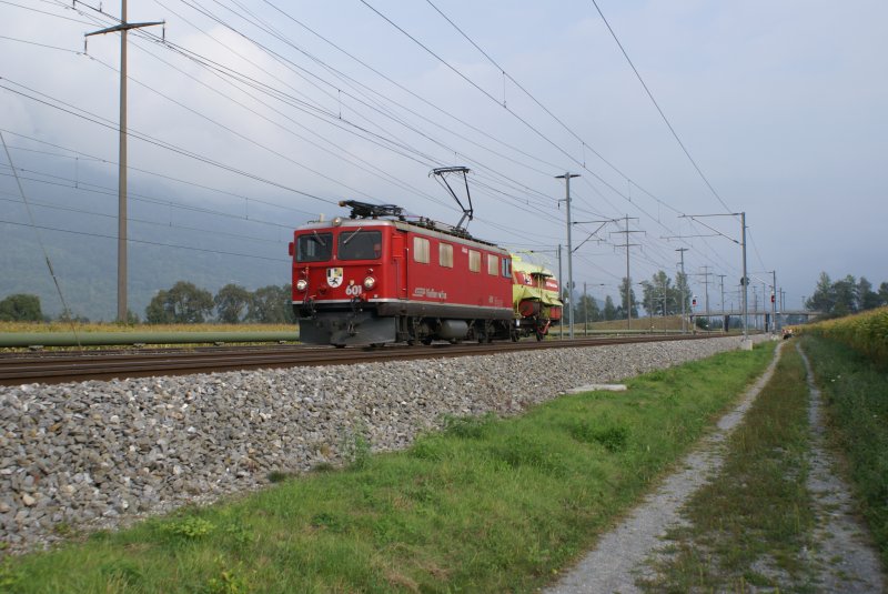 Ge 4/4 I 601 befindet sich am 12.9.09 mit einem Gterwagen in Zizers.