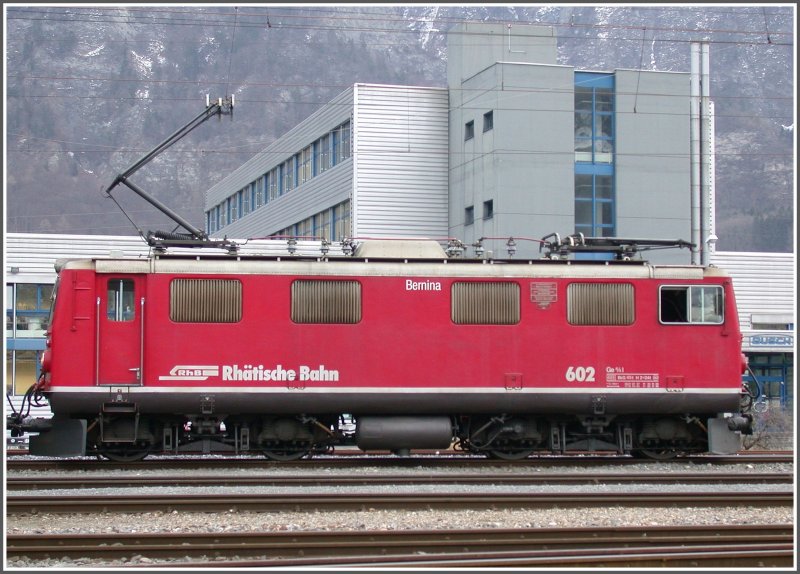 Ge 4/4 I 602  Bernina  wartet mit dem Valserwasserzug in Untervaz auf die Weiterfahrt nch Ilanz. (07.02.2007)