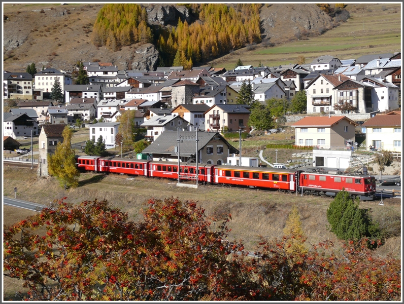 Ge 4/4 I 603  Badus  steht mit Zug 1940/1941 im Bahnhof Ardez. (29.10.2009)