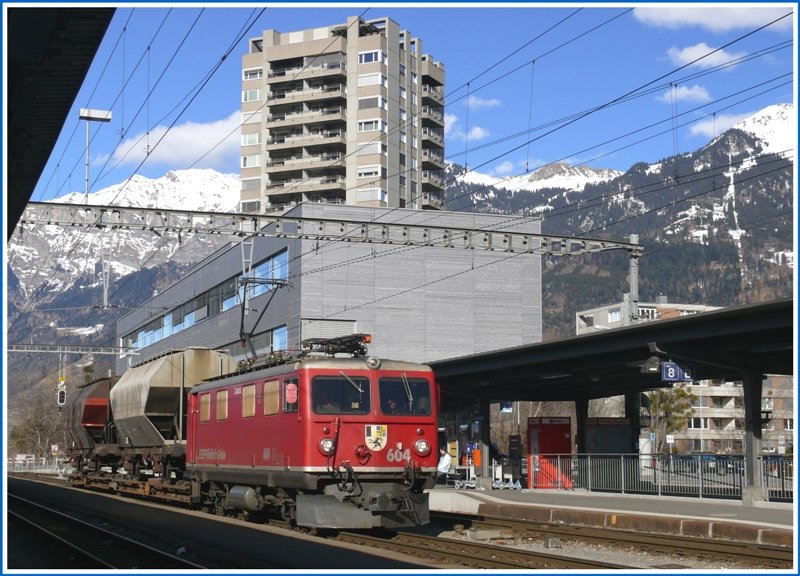 Ge 4/4 I 604  Calanda  ist soeben mit zwei geschemmelten Getreidesilowagen aus Grsch /Mhle Lietha)in Landquart eingetroffen. (03.02.2009)