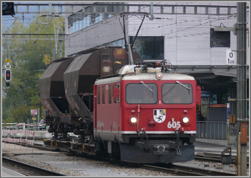 Ge 4/4 I 605  Silvretta  kehrt mit leeren, geschemelten Getreidesilowagen von der Mhle Lietha in Grsch nach Landquart zurck. (16.10.2009)