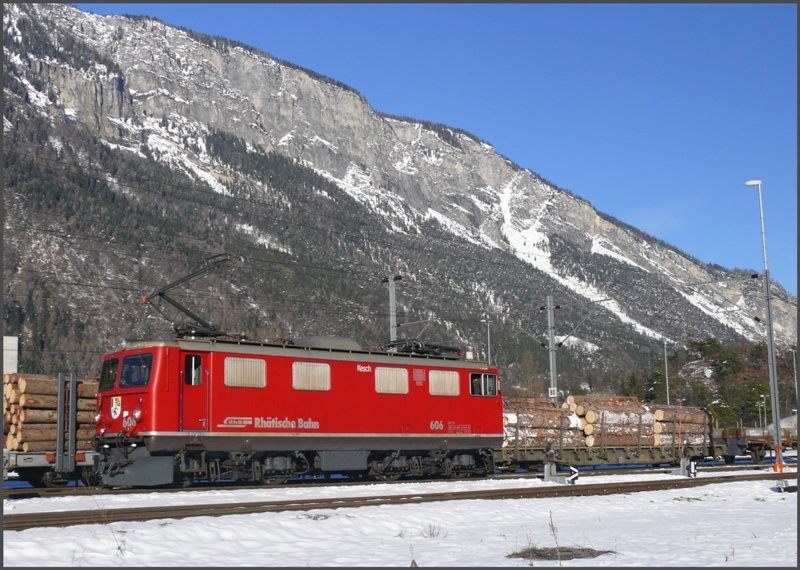 Ge 4/4 I 606  Kesch* vor der Calandaflanke in Ems Werk. (27.11.2008)