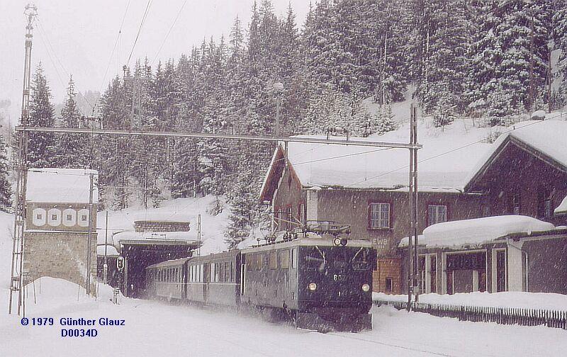 Ge 4/4 I 607 mit Reisezug verlt den Albula-Tunnel, lnge 5865 m, durch das Nordportal bei Preda - Mrz 1979