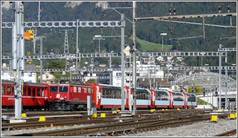 Ge 4/4 I 607  Surselva  verlsst mit D906 den Bahn hof Chur Richtung Filisur-Davos Platz. Dieser Zugsteil fhrt keinen Servicewagen mit sich und besteht aus umgebauten Panoramawagen, die dem heutigen Erscheinungsbild der Glacier Express Zge angepasst wurden. (30.09.2007)