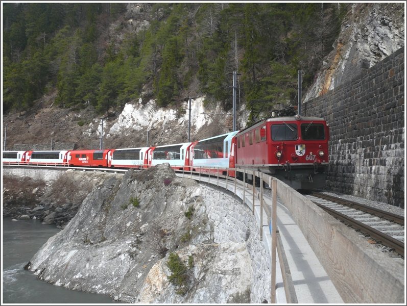 Ge 4/4 I 607  Surselva  mit GlacierExpress 900 auf dem Weg nach Chur. (02.04.2009)
