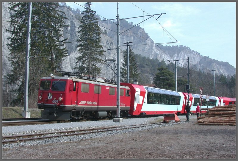 Ge 4/4 I 609  Linard  fhrt mit dem Glacier-Express in Versam-Safien ein und hat hier einen Kreuzungshalt. (18.03.2007)