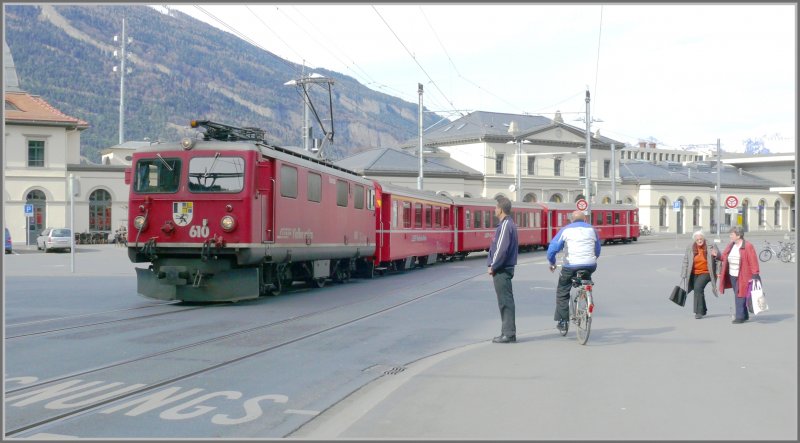 Ge 4/4 I 610  Viamala  von den einen bestaunt und andern ignoriert auf dem Bahnhofplatz in Chur. (15.03.2008)