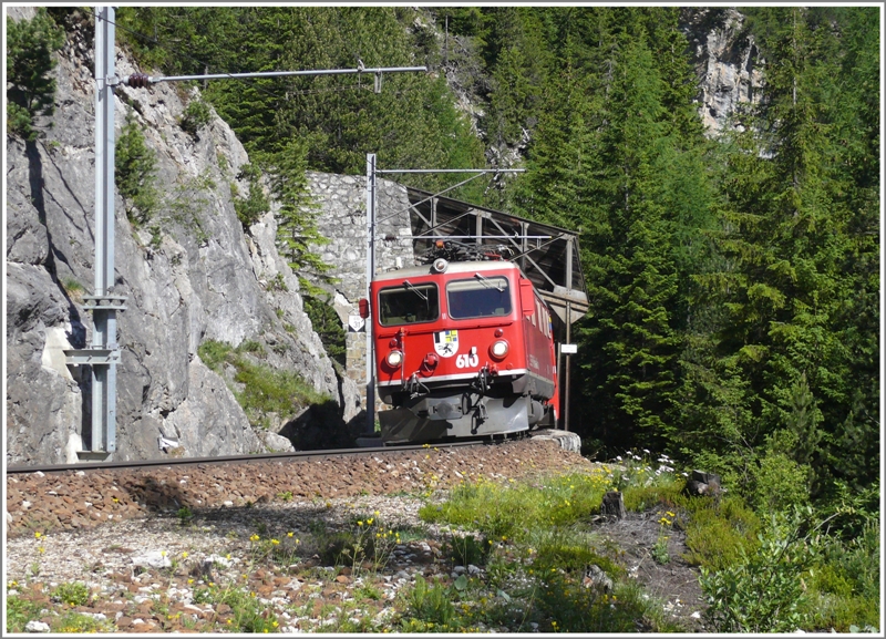 Ge 4/4 I 610  Viamala  fhrt oberhalb Muot mit BerninaExpress 961 aus Davos bergwrts. (18.06.2009)