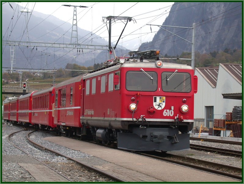 Ge 4/4 I 610 Viamala mit Regionalexpress bei der Einfahrt in Untervaz. (09.11.2006)