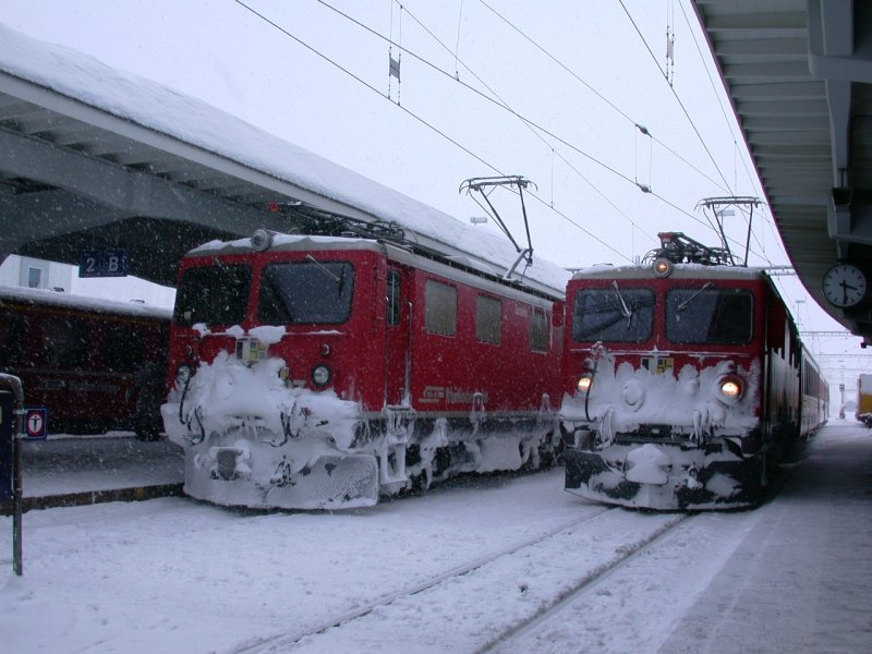 Ge 4/4 I nach Filisur und Ge &7& II am Schnellzug nach Landquart warten in Davos Platz auf ihre Abfahrt. (15.02.2005)