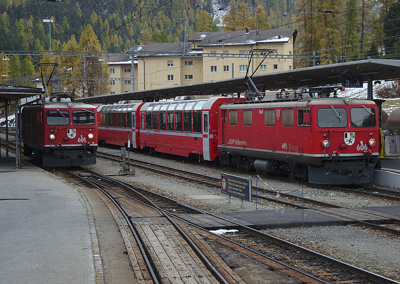 Ge 4/4 I Nr. 601 ohne Zug, bzw. Nr. 606 mit Panoramawagen warten bei leichtem Schneefall auf grnes Licht. Bahnhof Pontresina, 13. Okt. 2009, 16:09