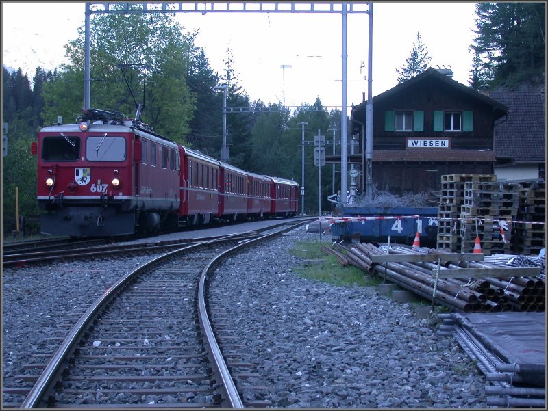 Ge 4/4 I  Surselva  erreicht mit Regionalzug 1812 nach Davos Platz die Station Wiesen. Obwohl es schon nach neun ist, versteckt sich die Sonne immer noch hinter den hohen Bergen.
(13.09.2007)