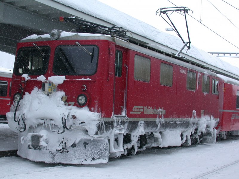 Ge 4/4 I  Surselva  hat sich durch den Schnee von Filisur nach Davos Platz gekmpft. (15.02.2005)