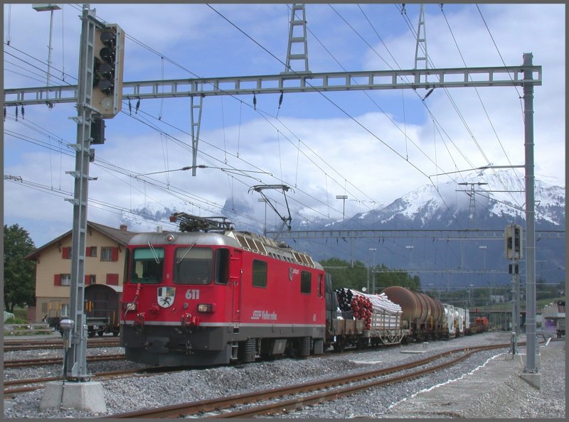 Ge 4/4 II 611  Landquart  wartet mit einem Gterzug in Untervaz auf einen Gegenzug. Im Hintergrund der frisch verschneite Vilan,
und as am 30.05.2007.