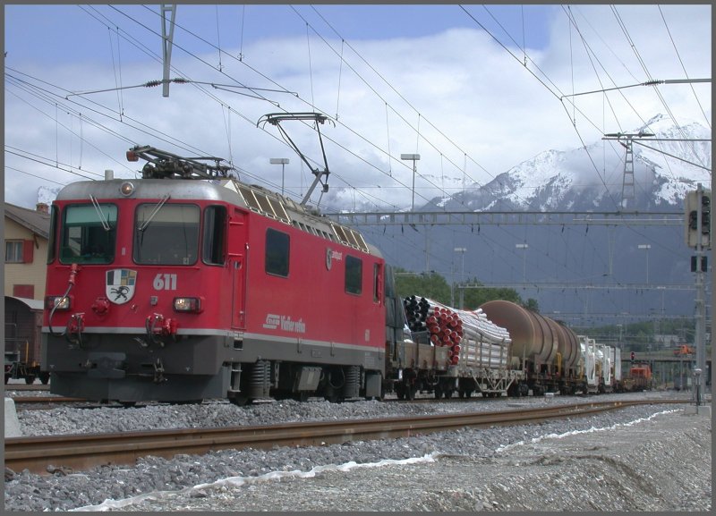 Ge 4/4 II 611  Landquart  mit Gterzug in Untervaz vor dem verschneiten Vilan. (30.05.2007)