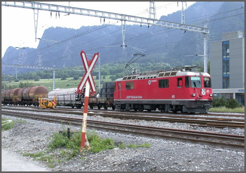 Ge 4/4 II 611  Landquart  wartet in Untervaz auf die Weiterfahrt nach Chur. (30.05.2007)