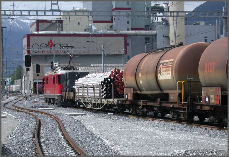 Ge 4/4 II 611  Landquart  verlsst mit ihrem Gterzug Untervaz Richtung Chur. (30.05.2007)