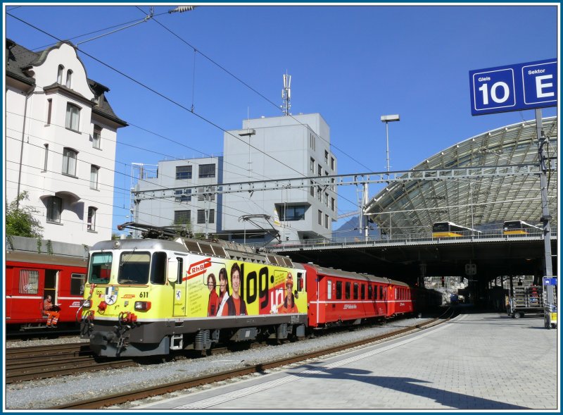 Ge 4/4 II 611  Landquart  die einzige mit Werbung verlsst Chur mit einem RE nach Disentis. (14.10.2007)